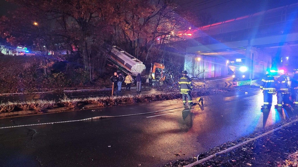 Crash Involving Tanker Truck Closes Route&nbsp;9